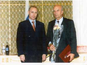 Президент России В.В. Путин поздравляет лауреата премии Правительства Российской Федерации в области образования профессора В.П. Каширина 